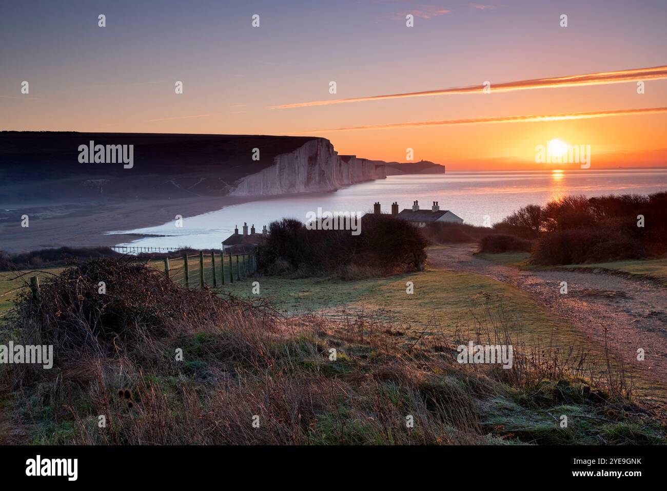 Die weißen Kreidefelsen der Seven Sisters bei Sonnenaufgang von Cuckmere Haven, South Downs National Park, East Sussex, England, Großbritannien Stockfoto