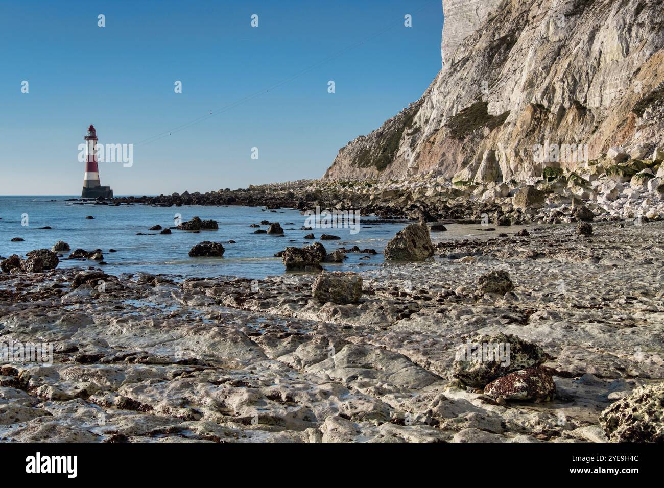 Wave Cut Platform & Beachy Head Lighthouse, unter Beachy Head White Chalk Cliffs, Beachy Head, in der Nähe von Eastbourne, South Downs National Park, East Sussex Stockfoto