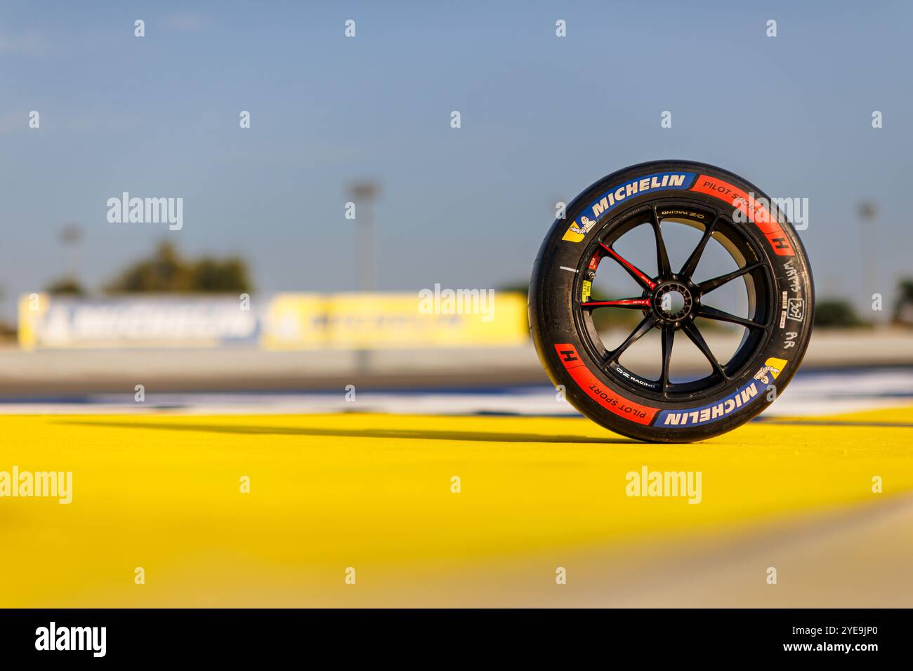 michelin, Reifen, pneu, während der 2024 8 Stunden Bahrain. , . FIA-Langstrecken-Weltmeisterschaft, vom 31. Oktober bis 2. November 2024 auf dem Bahrain International Circuit in Sakhir, Bahrain - Foto Frédéric Le Floc'h/DPPI Credit: DPPI Media/Alamy Live News Stockfoto