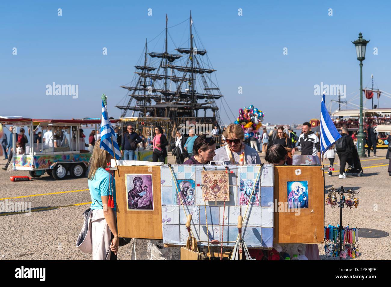 Sonniger Tag Tourismus in Thessaloniki. Touristen versammeln sich unter einem klaren blauen Himmel Stockfoto