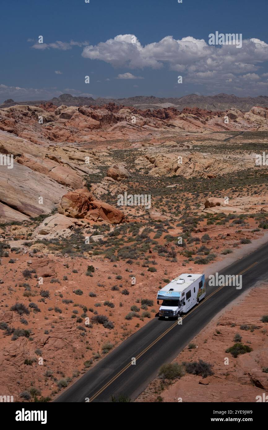 Ein Wohnmobil-Wohnmobil fährt auf der White Domes Road durch den Valley of Fire State Park, Nevada, Vereinigte Staaten von Amerika, Stockfoto