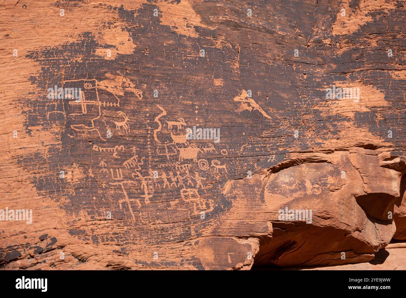 Einheimische amerikanische Felskunst oder Petroglyphen auf Canyon Wall, Petroglyph Canyon, Mouses Tank Trail, Valley of Fire State Park, Nevada, USA Stockfoto