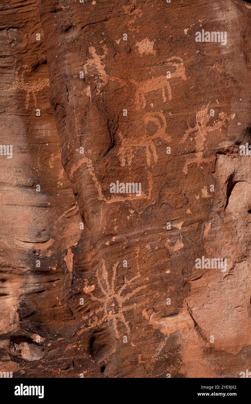 Einheimische amerikanische Felskunst oder Petroglyphen auf Canyon Wall, Petroglyph Canyon, Mouses Tank Trail, Valley of Fire State Park, Nevada, USA Stockfoto