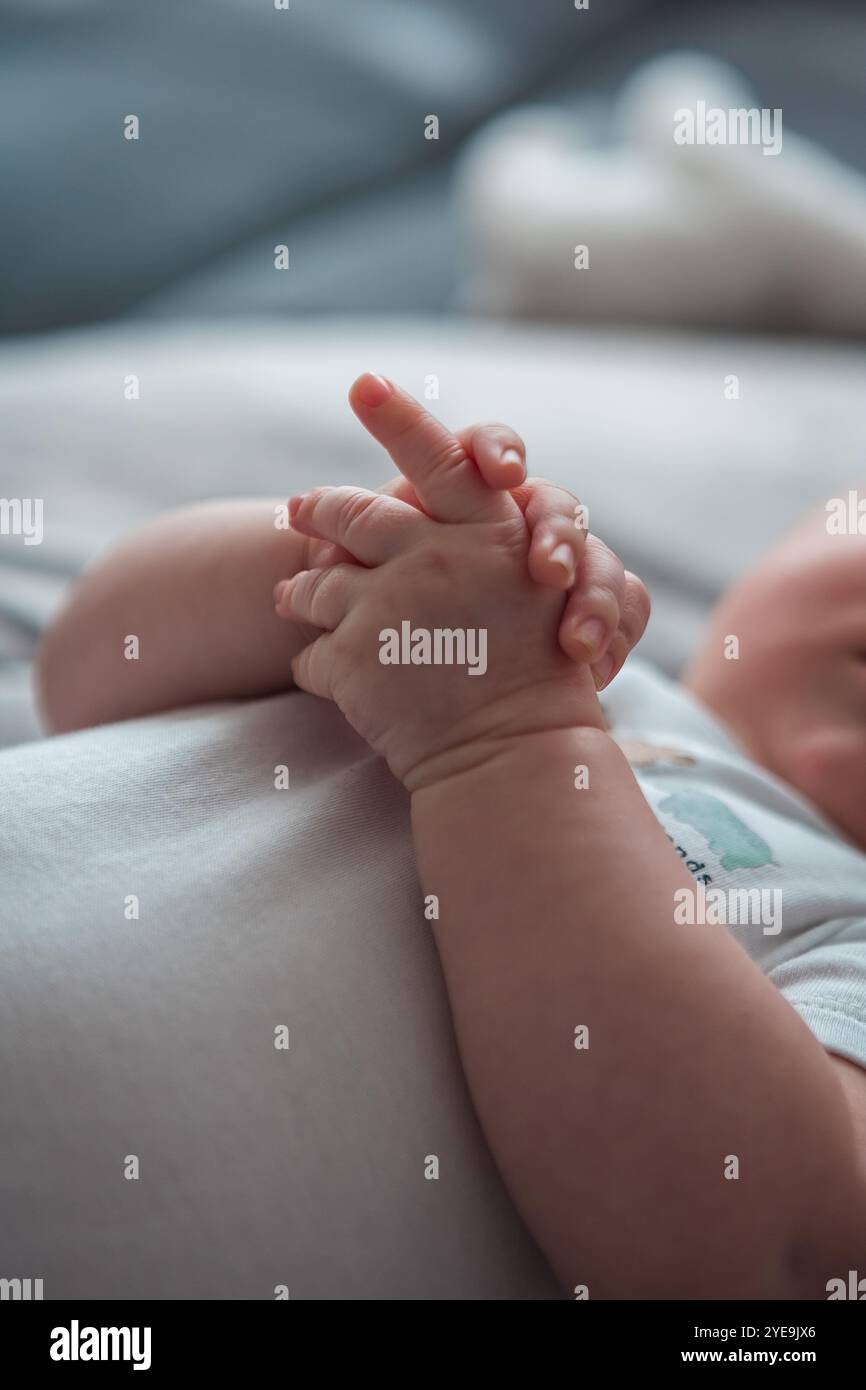 Baby-Finger-Baby-Verbindung zwischen Baby und Mutter Stockfoto