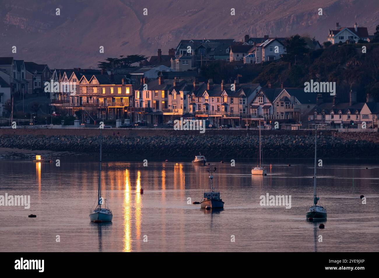 Die Stadt Deganwy auf der anderen Seite der Mündung von Conwy, begleitet vom Great Orme at Sunset, Deganwy, Conwy County Borough, North Wales, Großbritannien Stockfoto