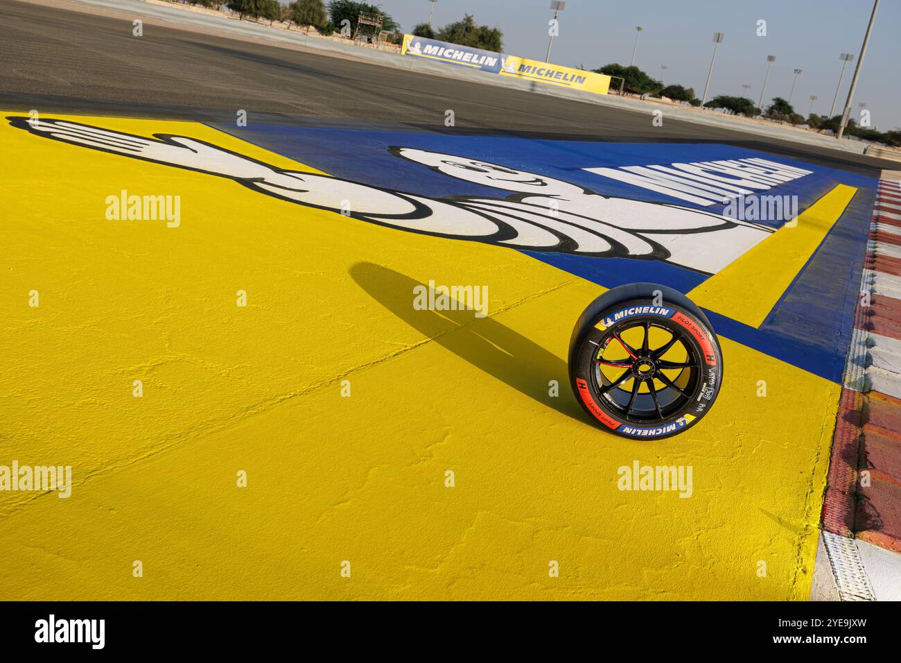 michelin, Reifen, pneu, während der 2024 8 Stunden Bahrain. , . FIA-Langstrecken-Weltmeisterschaft, vom 31. Oktober bis 2. November 2024 auf dem Bahrain International Circuit in Sakhir, Bahrain - Foto Frédéric Le Floc'h/DPPI Credit: DPPI Media/Alamy Live News Stockfoto