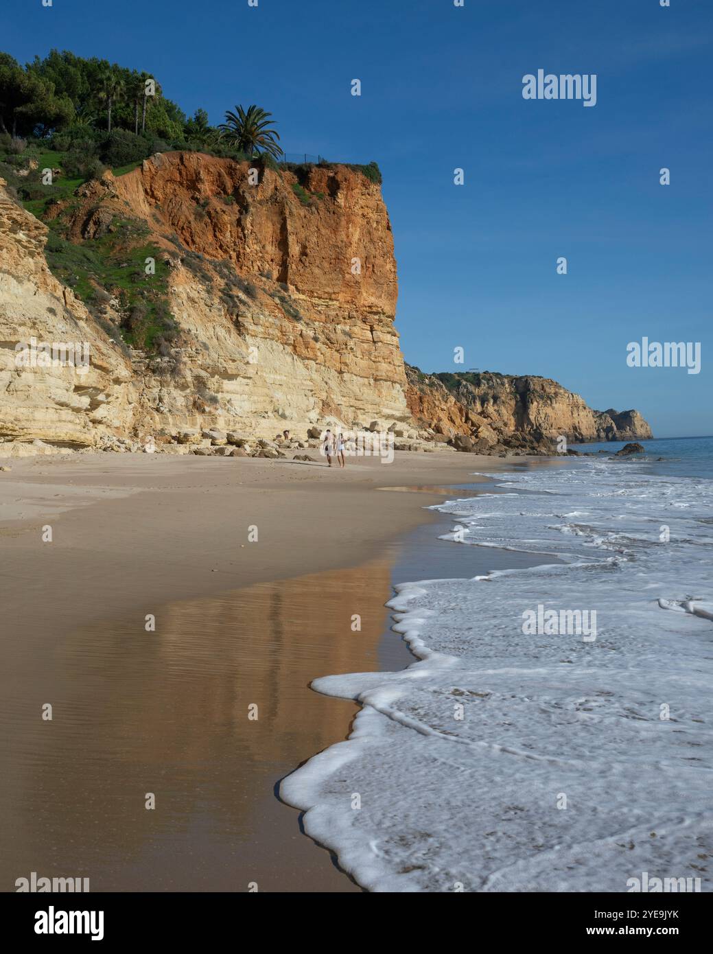 Ein paar Spaziergänge am Strand Porto Mos in der Region Lagos in Portugal; Lagos, Faro, Portugal Stockfoto