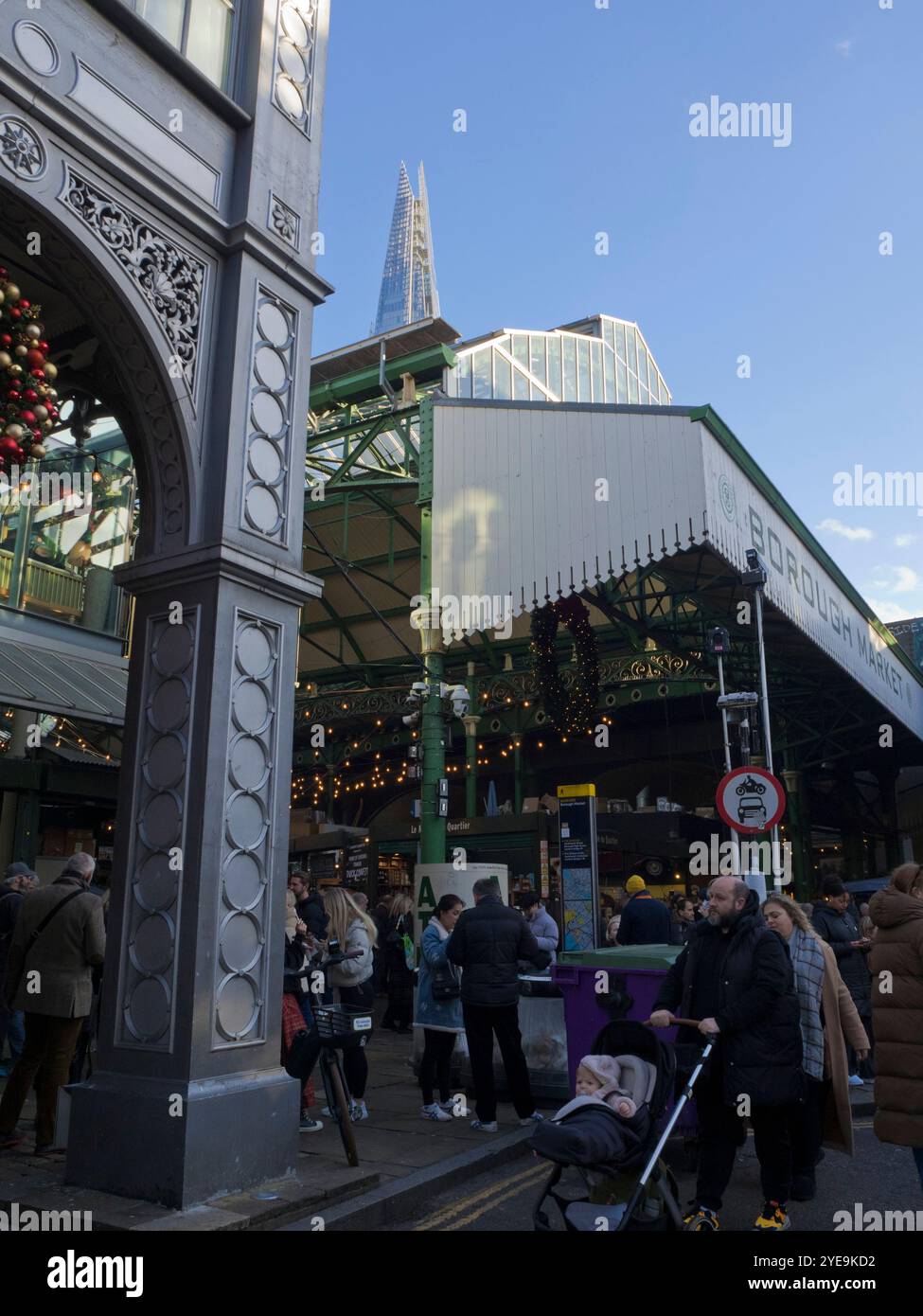 Außenansicht des Borough Market von South Portico mit Details der schmiedeeisernen Architektur und der Spitze des Shard, Borough Market, London, Großbritannien Stockfoto