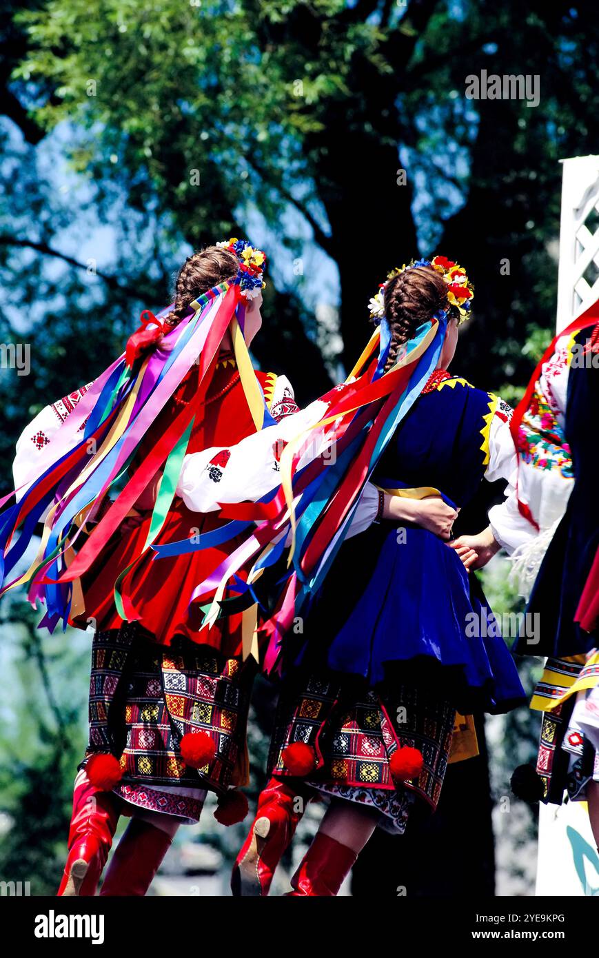 Tänzer auf einem ukrainischen Festival im Frühling Stockfoto