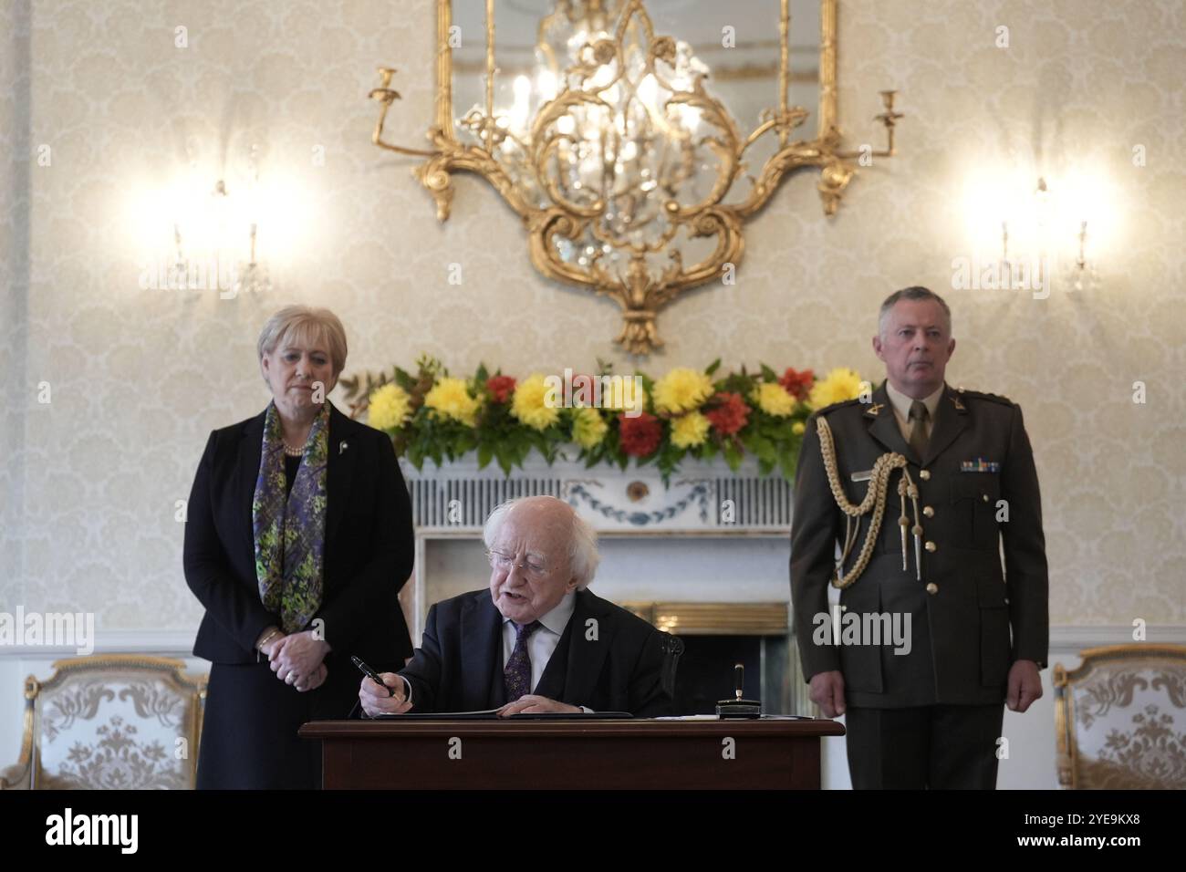 Präsident Michael D Higgins unterzeichnet eine Begnadigung für Sylvester Poff und James Barrett im Aras an Uachtarain in Dublin. Poff und Barrett wurden 1883 in Tralee Gaol hingerichtet, nachdem sie zu Unrecht wegen des Mordes an Thomas Browne im Oktober 1882 verurteilt worden waren. Bilddatum: Mittwoch, 30. Oktober 2024. Stockfoto