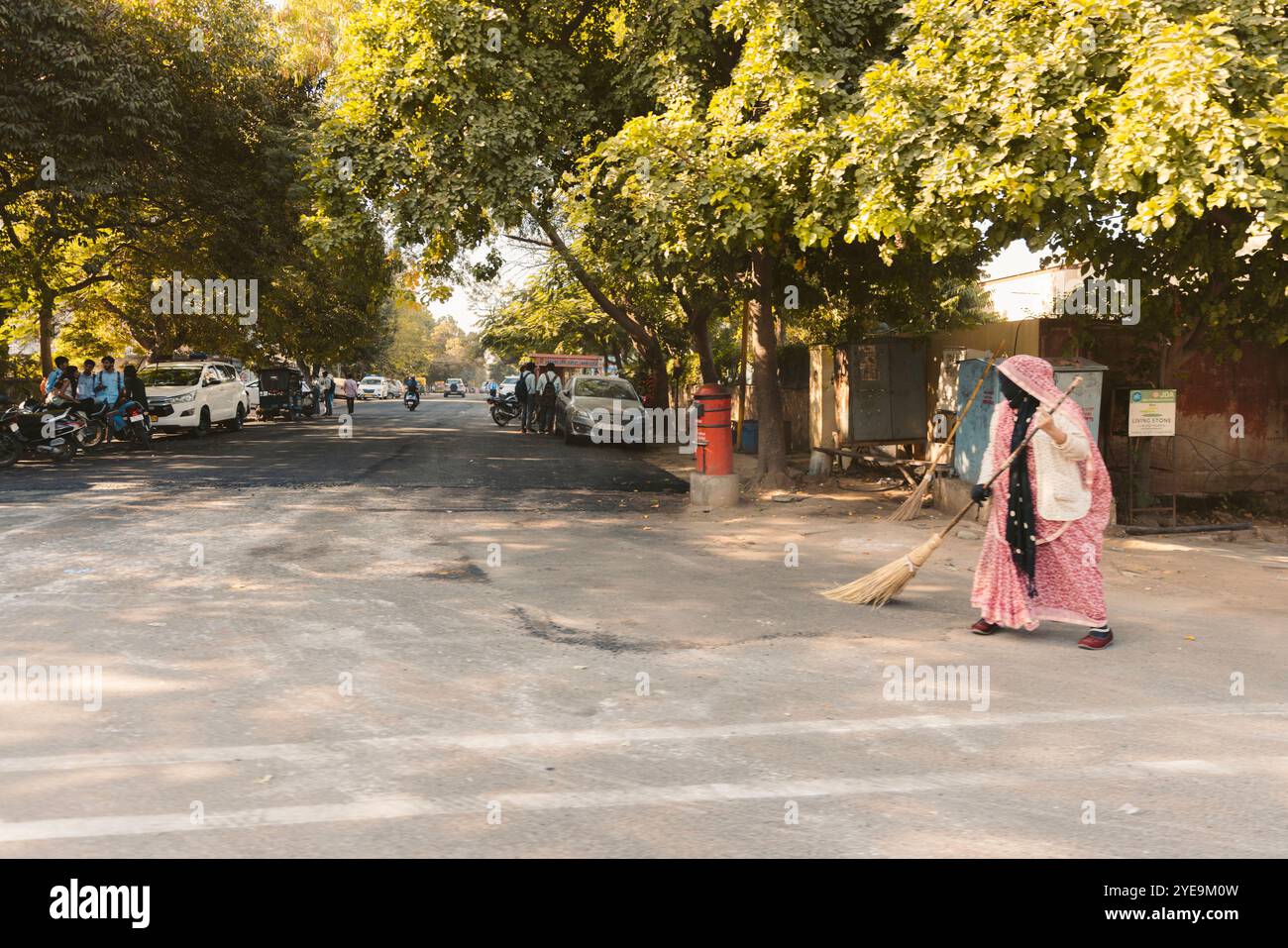 Frau, die die Straße in Jaipur, Rajasthan, Indien fegt; Jaipur, Rajasthan, Indien Stockfoto