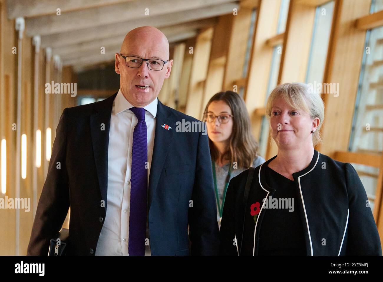 Edinburgh Schottland, Vereinigtes Königreich 30. Oktober 2024. Erster schottischer Minister John Swinney MSP und Kabinettssekretärin für Finanzen und lokale Regierung Shona Robison MSP im schottischen Parlament für eine Beileidsbekundung nach dem Tod des ehemaligen Ersten Ministers Alex Salmond. Credit sst/alamy Live News Stockfoto