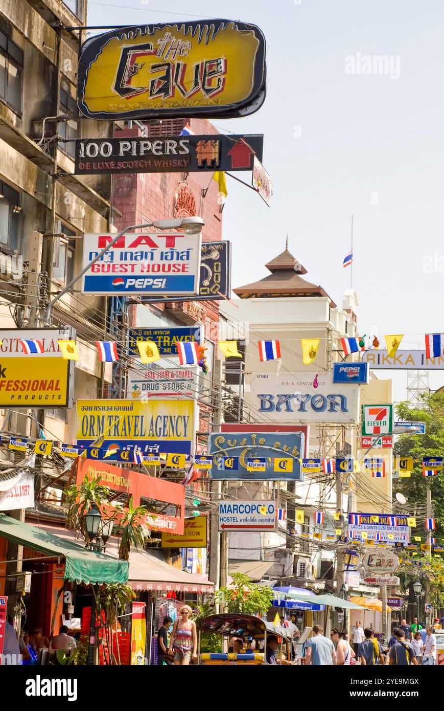 Beschilderung entlang der Khaosan Road im Bezirk Phra Nakhon von Bangkok; Bangkok, Thailand Stockfoto