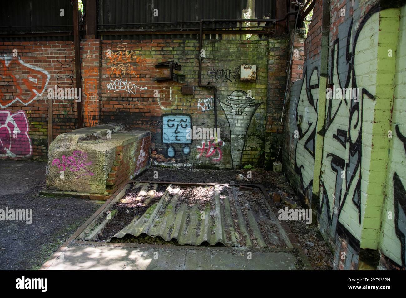 Yorkshire, Großbritannien – 18. Mai 2024: Graffiti und Tags bedecken die Wände eines verlassenen Gebäudes im verlassenen Fabrikkomplex Hepworth Refractories Bric Stockfoto