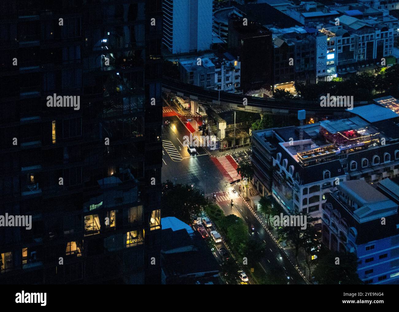 Bangkok, Thailand. Oktober 2024. Ein Blick aus der Vogelperspektive auf eine Ecke in Bangkok mit dem Straßenleben und beleuchteten Wolkenkratzern. Bangkok verwandelt sich in eine pulsierende Megacity bei Nacht voller blendender Lichter, lebhaftem Straßenleben und belebten Staus. Die Skyline leuchtet mit modernen Wolkenkratzern und traditioneller Architektur. (Foto: Nathalie Jamois/SOPA Images/SIPA USA) Credit: SIPA USA/Alamy Live News Stockfoto