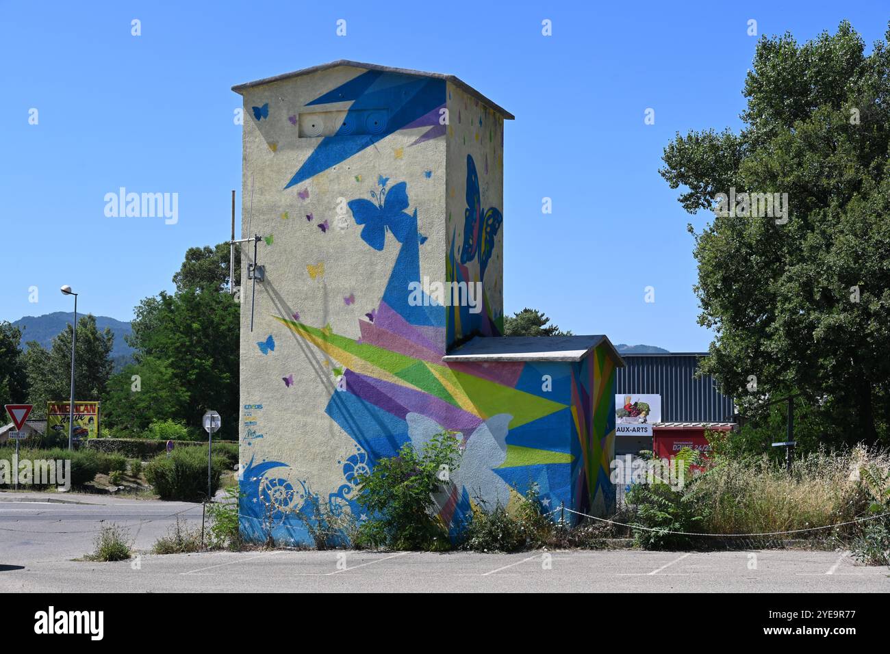 Lackierte oder dekorierte elektrische Unterstation, Umspannstation oder Transformatorturm, Urban Art oder Street Art, Provence Frankreich Stockfoto