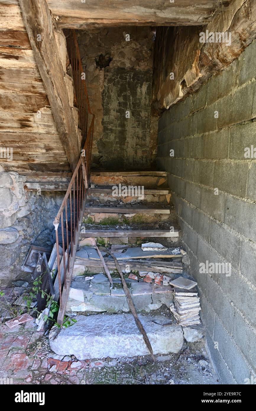 Kaputte, ruinierte, baufällige und gefährliche Treppe in einem verlassenen Haus Provence Frankreich Stockfoto