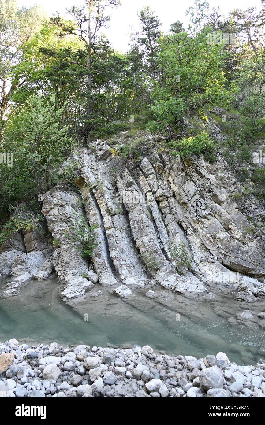 Exponierte Felsschichten und Fluss Asse de Blieux im Geopark de Haute Provence & Verdon Regional Park Blieux Provence Frankreich Stockfoto
