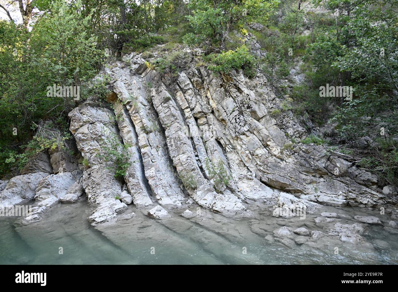 Exponierte Felsschichten und Fluss Asse de Blieux im Geopark de Haute Provence & Verdon Regional Park Blieux Provence Frankreich Stockfoto