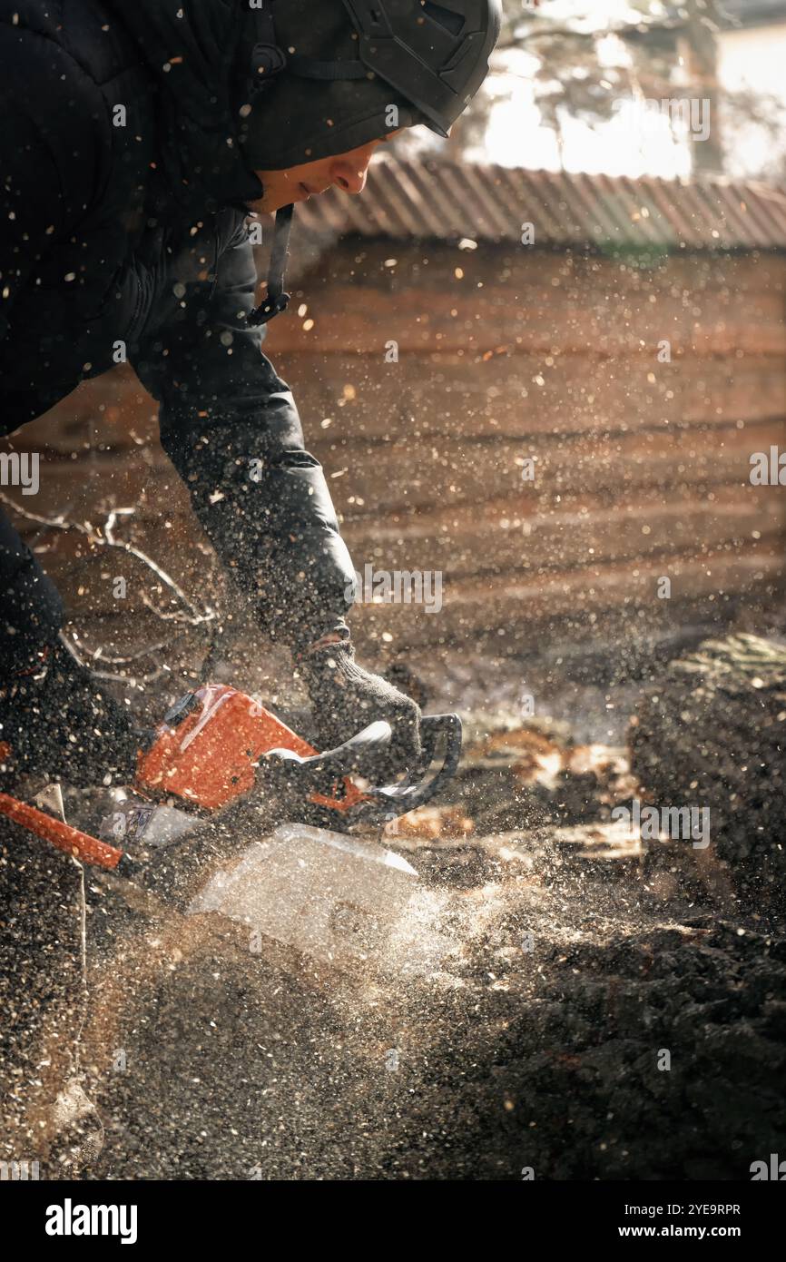 Holzspäne von einer Kettensäge, die von einem Baumpfleger zum Schneiden eines Baumes verwendet wird. Stockfoto