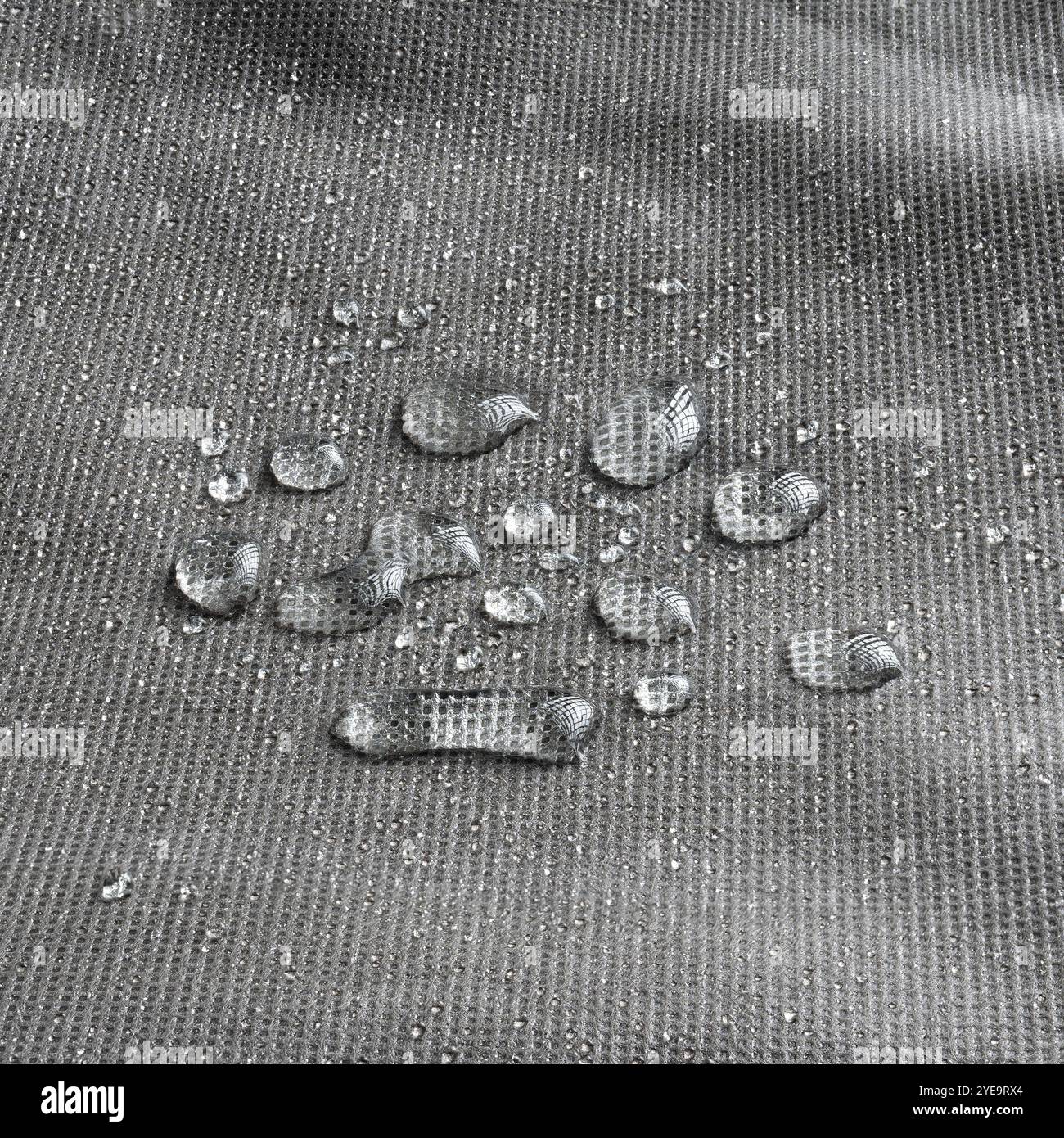 Wasserdichtes Material mit Wassertropfen. Ein wasserabweisendes, nicht saugfähiges Material. Wasserabweisend. Stockfoto