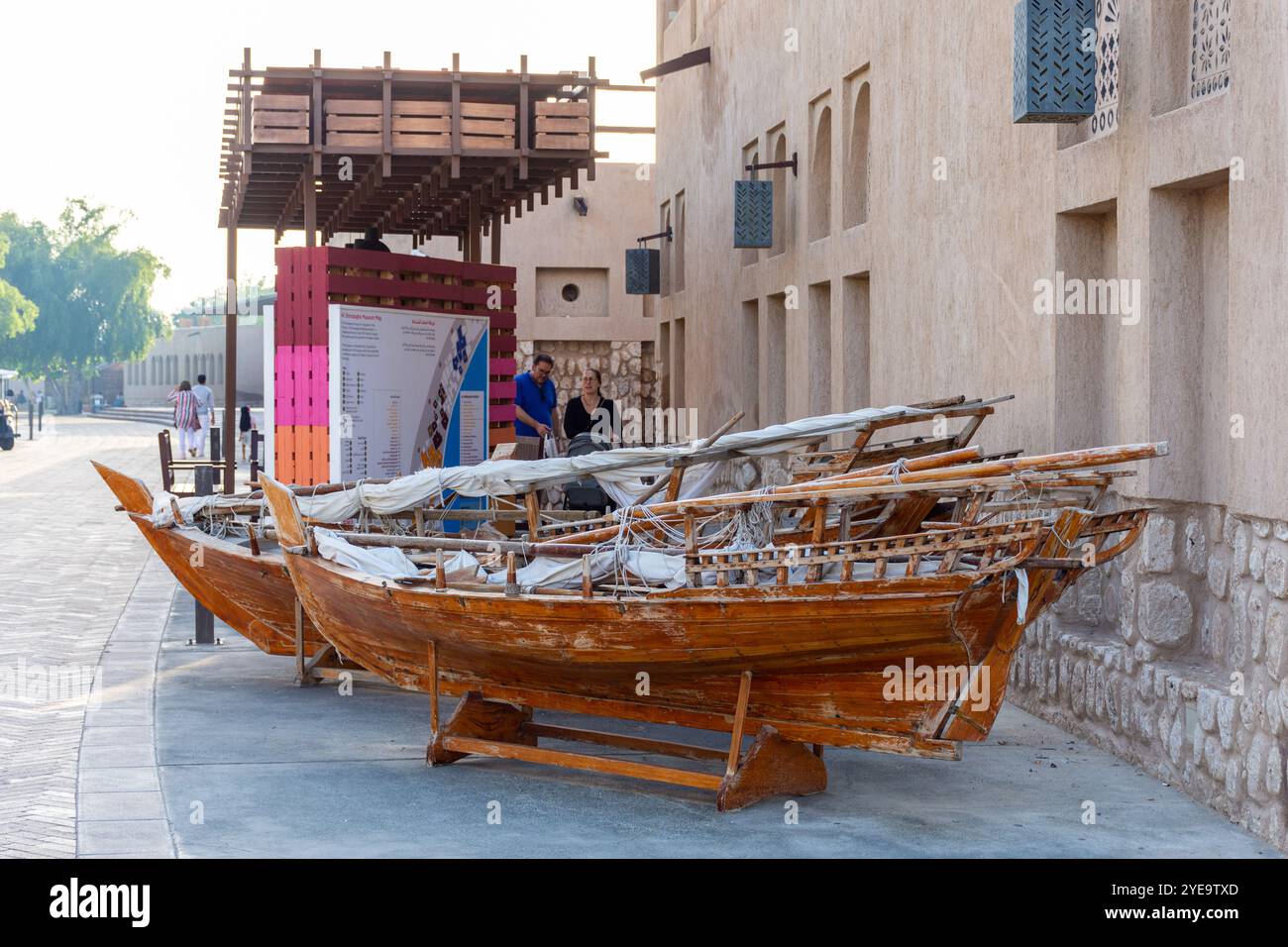 Alte hölzerne Fischerboote im Al Fahidi Historical District in Dubai Creek, VAE. Stockfoto