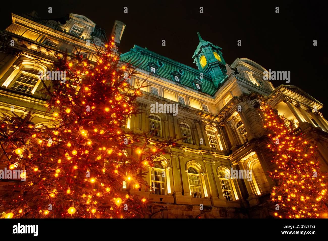 Das Rathaus von Montreal wird zu Weihnachten in Old Montreal beleuchtet; Montreal, Quebec, Kanada Stockfoto