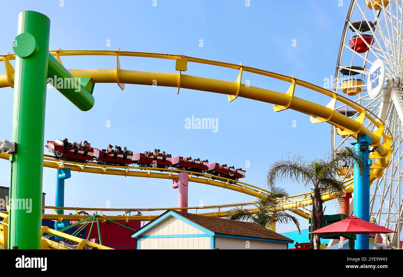 Die Achterbahn Santa Monica West Coaster wurde am 25. Mai 1996 eröffnet und der Pacific Wheel Big Wheel Pacific Park Santa Monica Pier California USA Stockfoto