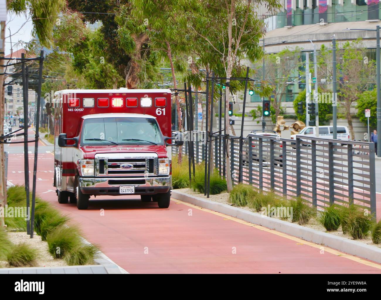 Ford Ambulance 61 betrieben durch das Emergency Medical Response System San Francisco Fire Department auf einen Notruf San Francisco Kalifornien USA Stockfoto