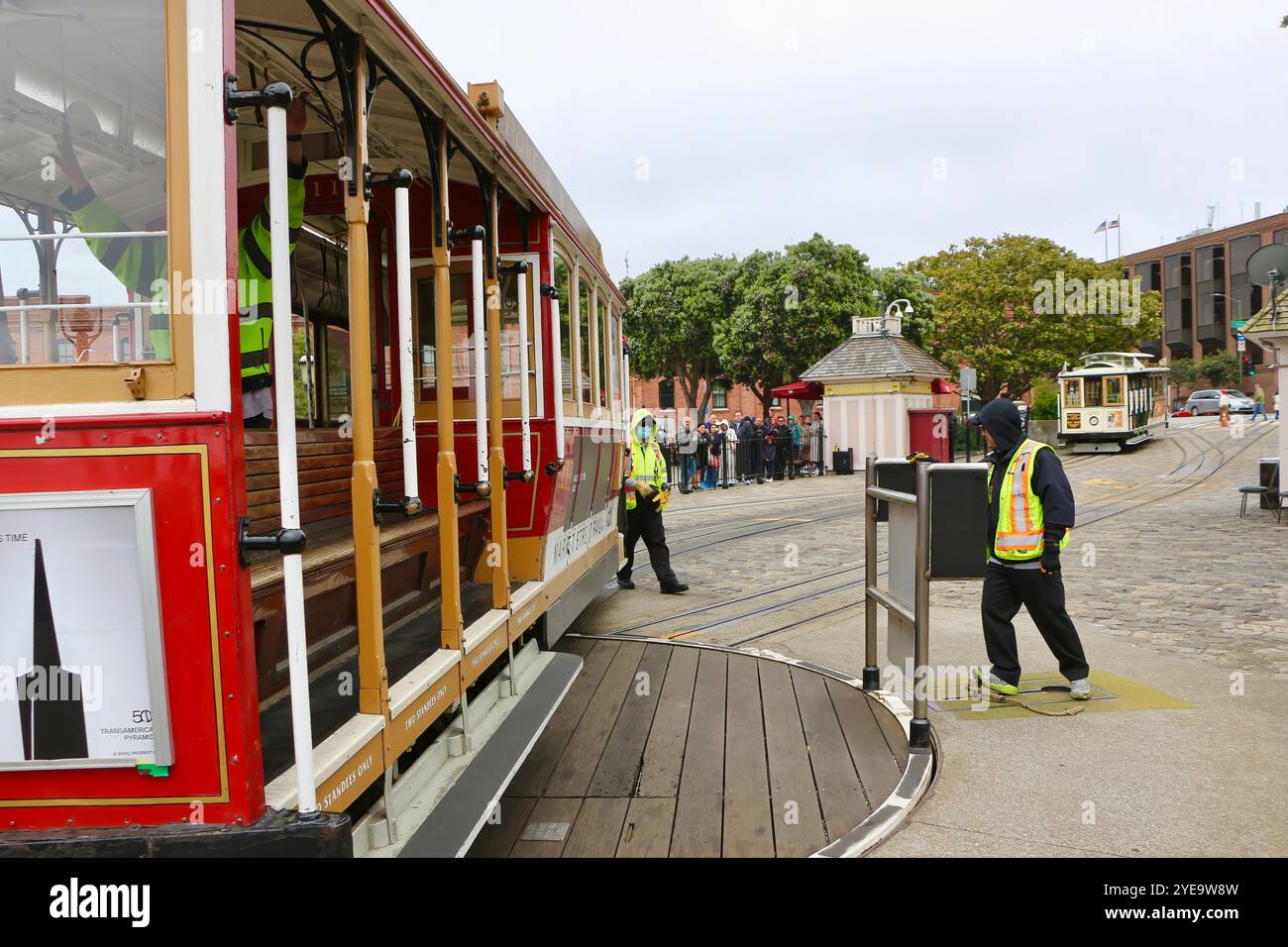 Die antike Seilbahn wird bei der Powell/Hyde Cable Car-Kehrtwende von Hyde und Beach Street Aquatic Park San Francisco California USA umhergeschoben Stockfoto