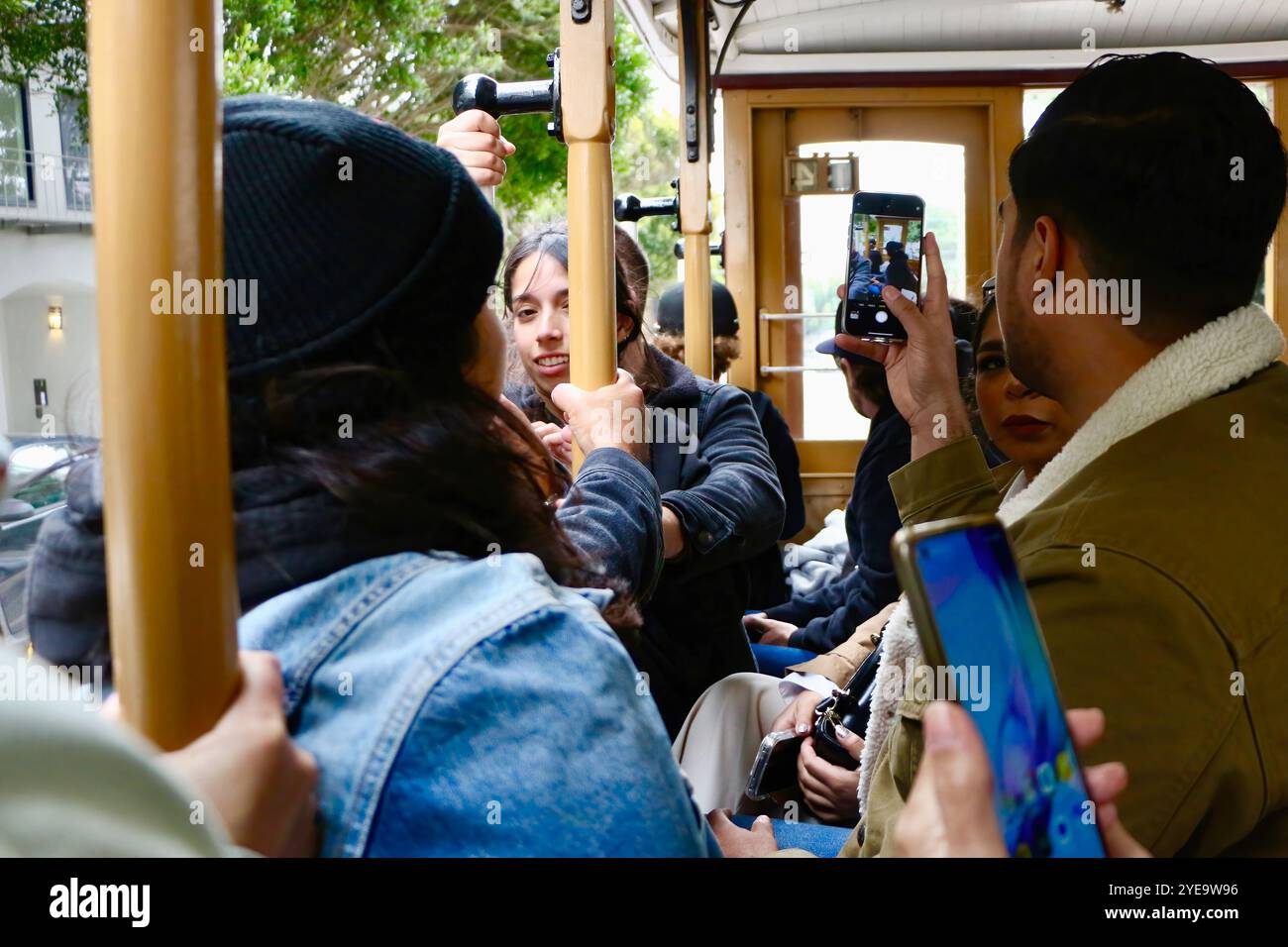 An Bord einer San Francisco Seilbahn voller Touristen Powell Street San Francisco Kalifornien USA Stockfoto