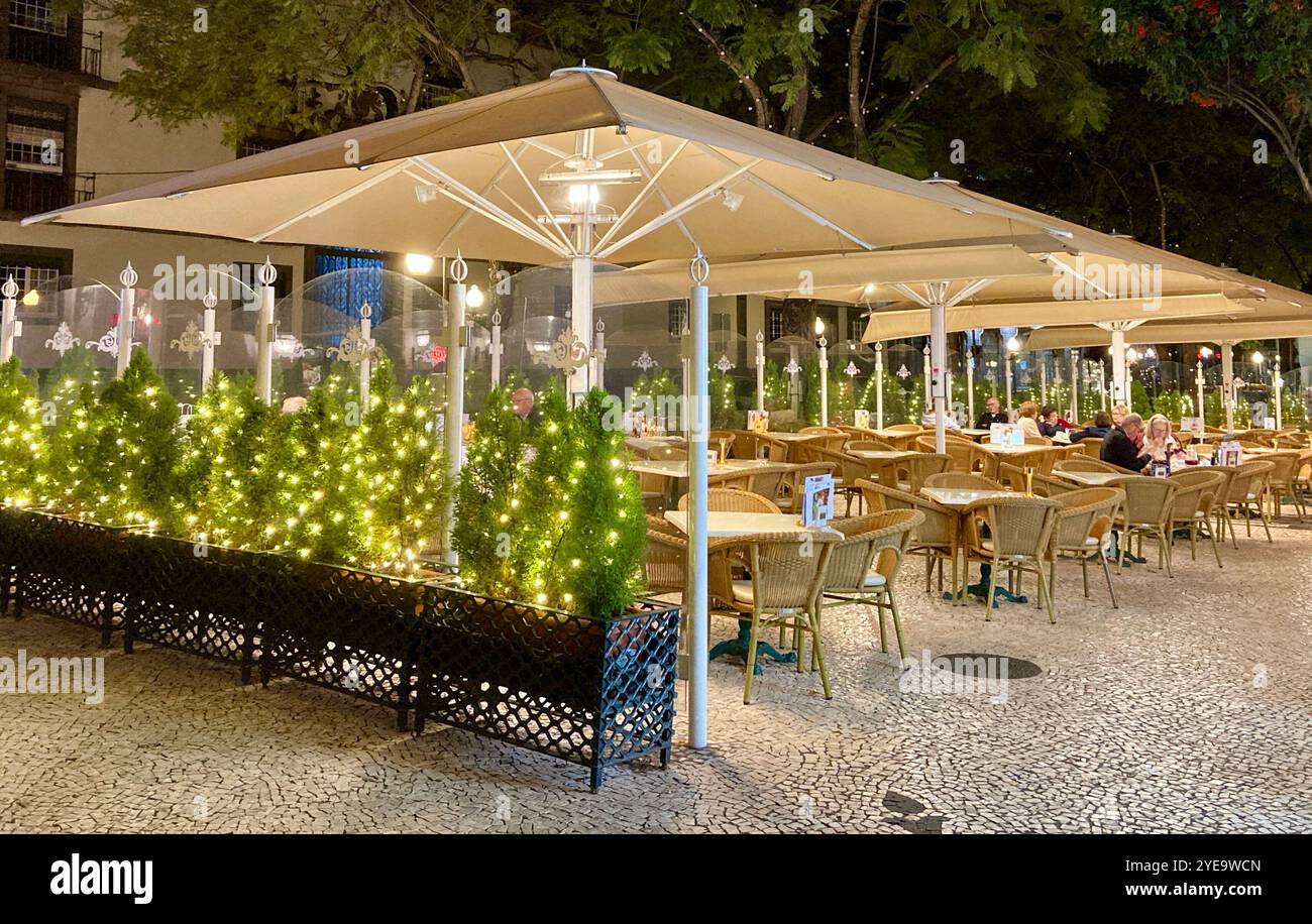 Das Golden Gate Grand Cafe in Funchal, Madeira bei Nacht. Stockfoto