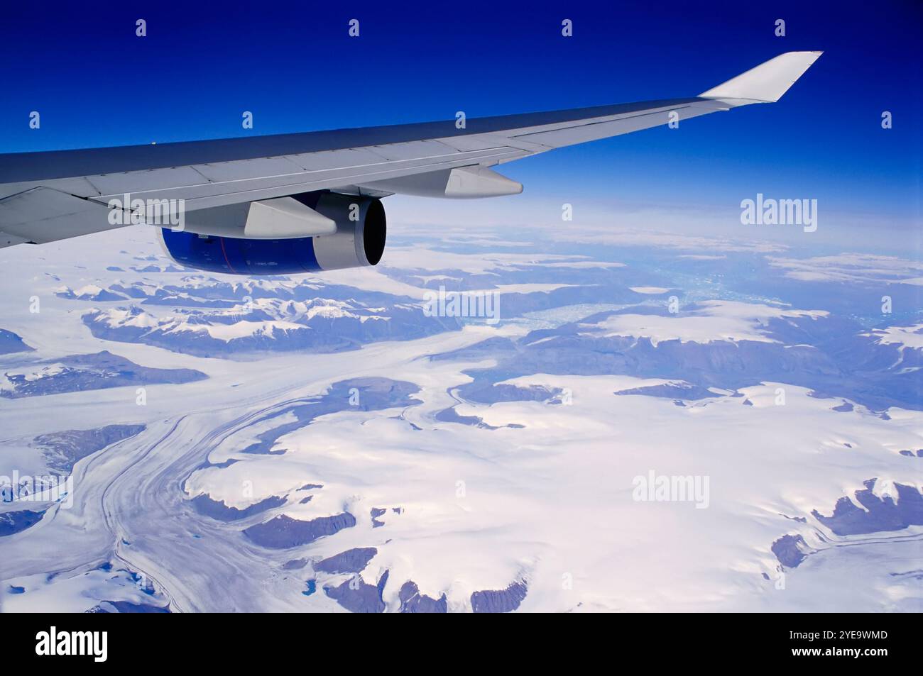 Blick auf die Gletscher in Grönland von einem Flugzeug aus, mit Blick auf den Flügel; Grönland Stockfoto
