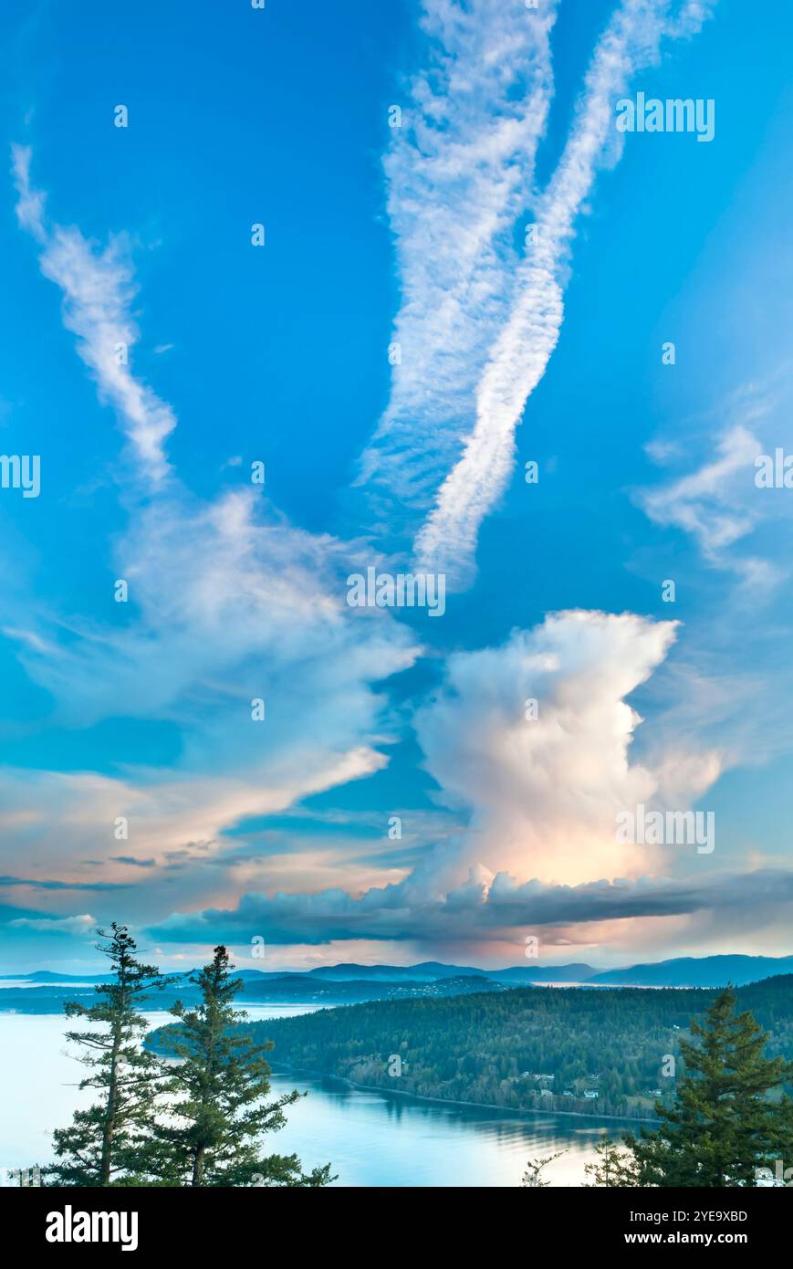 Wolken bei Sonnenuntergang von Reginald Hill, Salt Spring Island, BC, Kanada; British Columbia, Kanada Stockfoto