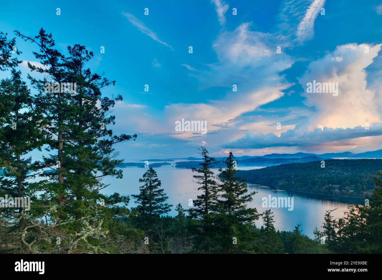 Wolken bei Sonnenuntergang von Reginald Hill, Salt Spring Island, BC, Kanada; British Columbia, Kanada Stockfoto