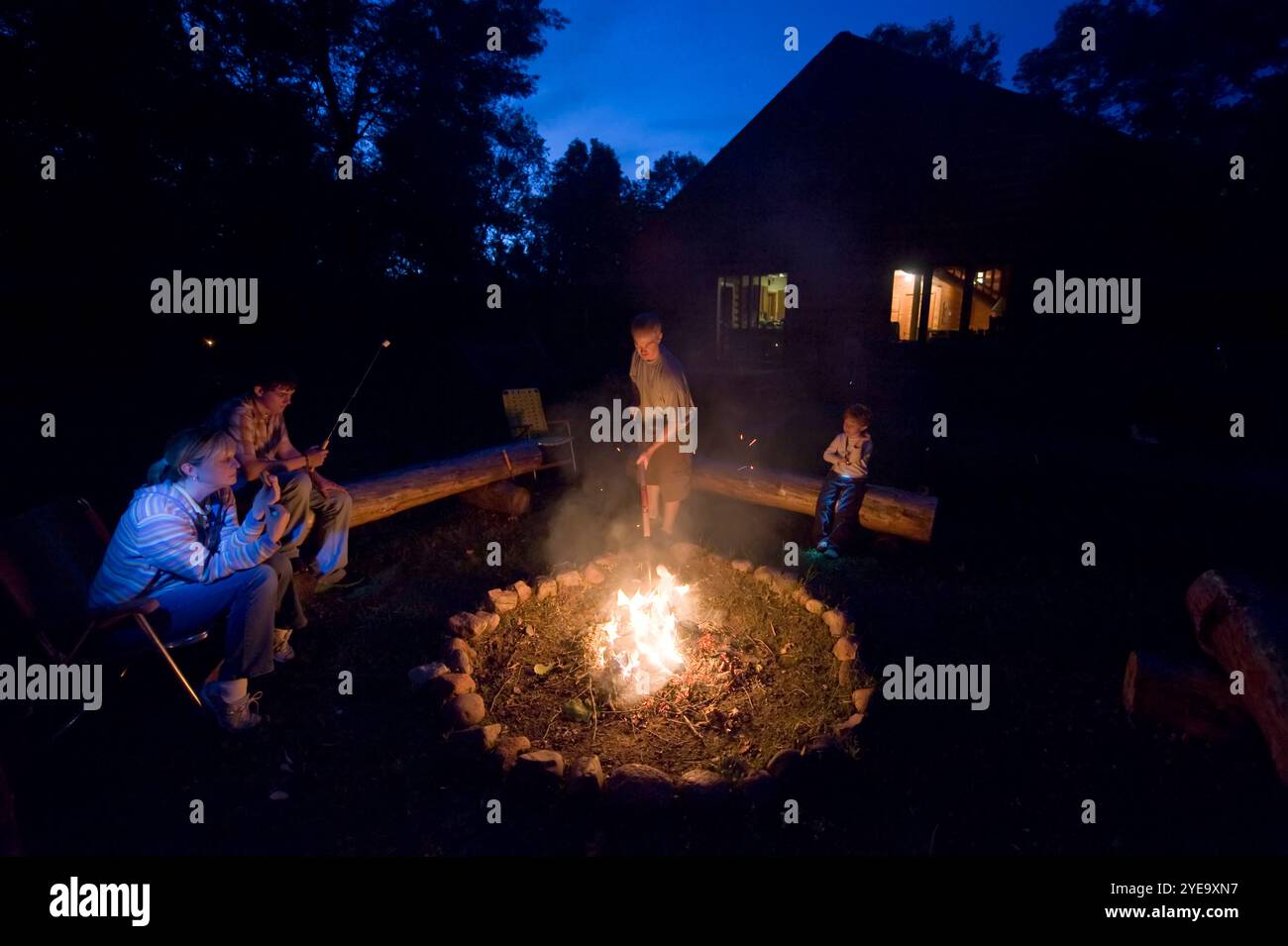 Familie röstet Marshmallows am Lagerfeuer in der Nähe von Crosslake, MN, USA; Crosslake, Minnesota, Vereinigte Staaten von Amerika Stockfoto