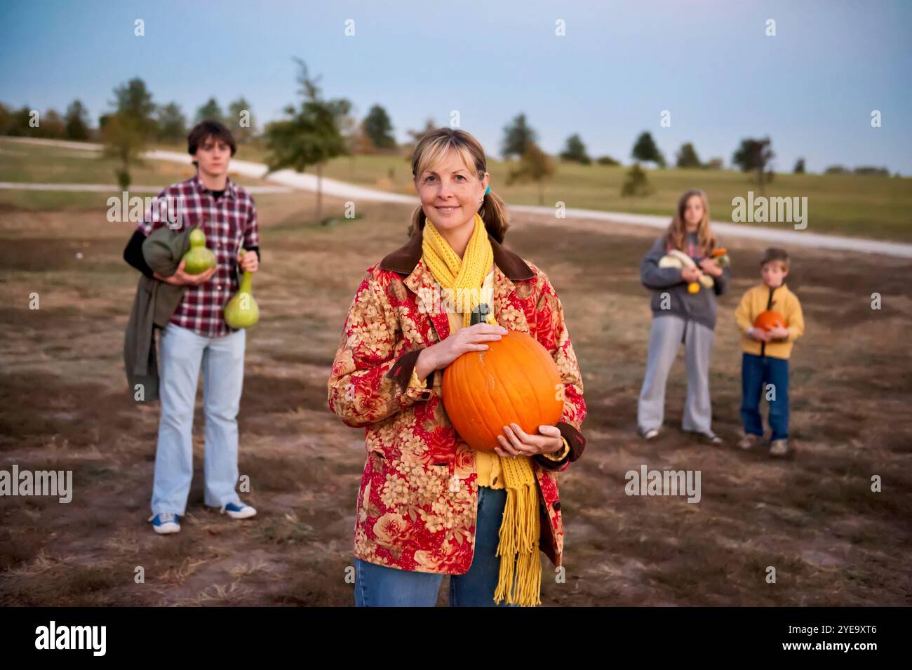 Familie in einem Kürbisfeld an einem Herbsttag mit Kürbissen und Kürbissen; Lincoln, Nebraska, USA Stockfoto