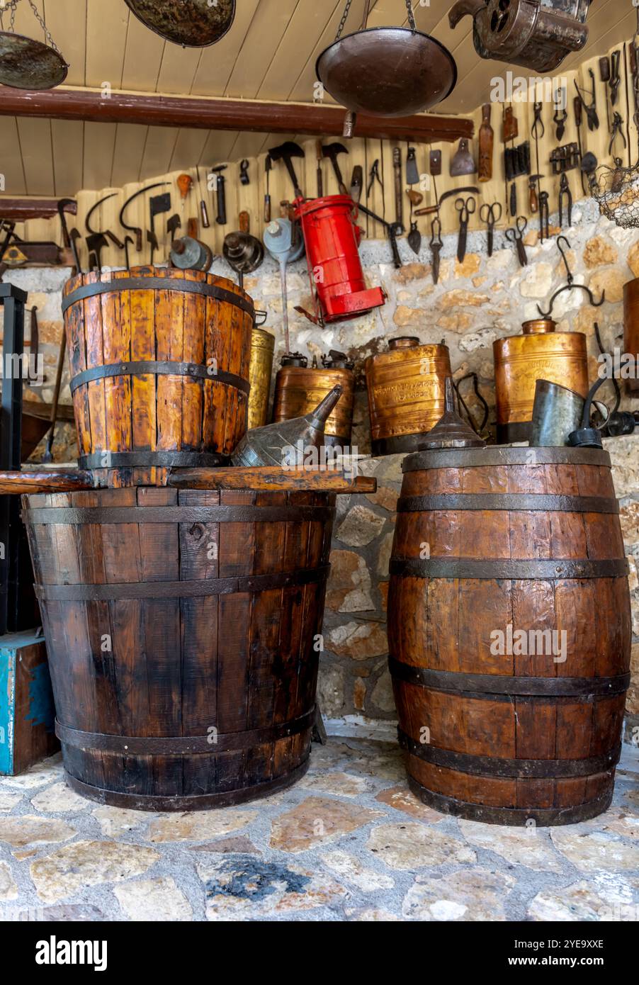 Lefkada. Griechenland- 10.17.2024. Eine Auswahl an alten, alten Haushalten, landwirtschaftlichen Gegenständen und Werkzeugen im Karya Folklore Museum. Stockfoto