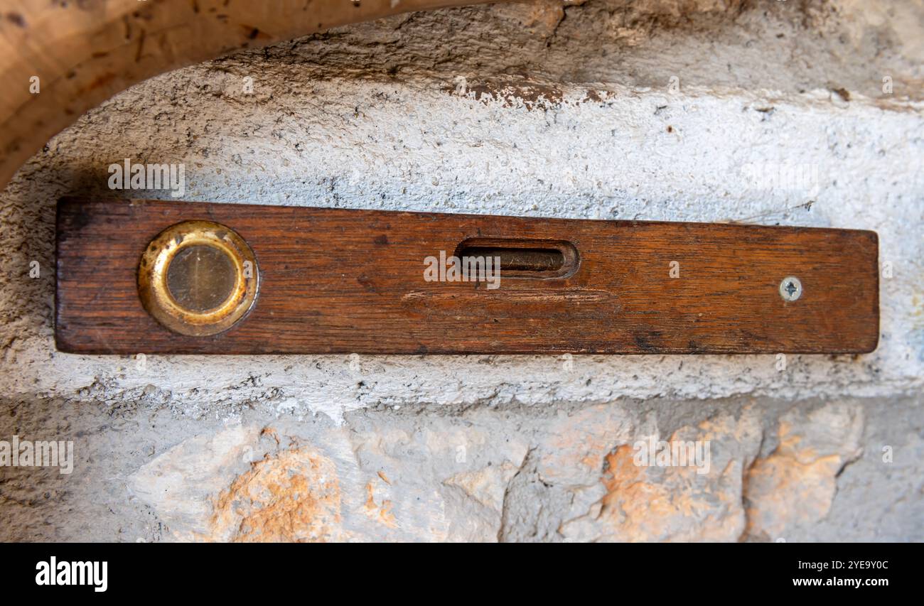 Eine Vintage-Wasserwaage aus Holz. Stockfoto