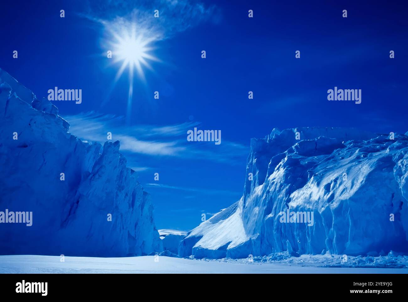 Eiswände in Blautönen mit Sonnenschein; Antarktis Stockfoto