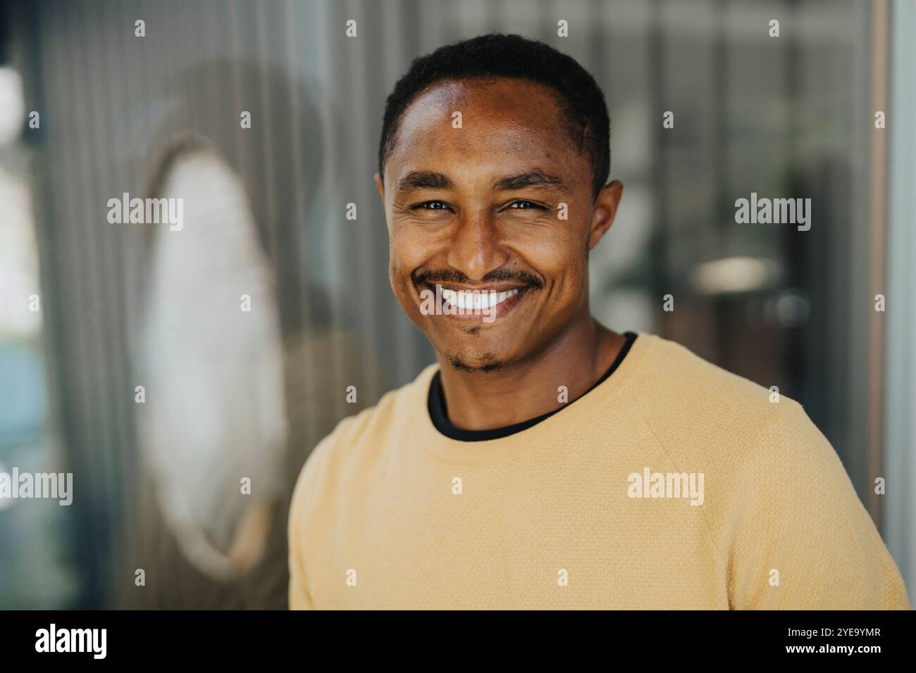 Porträt eines glücklichen reifen Mannes mit Schnurrbart Stockfoto