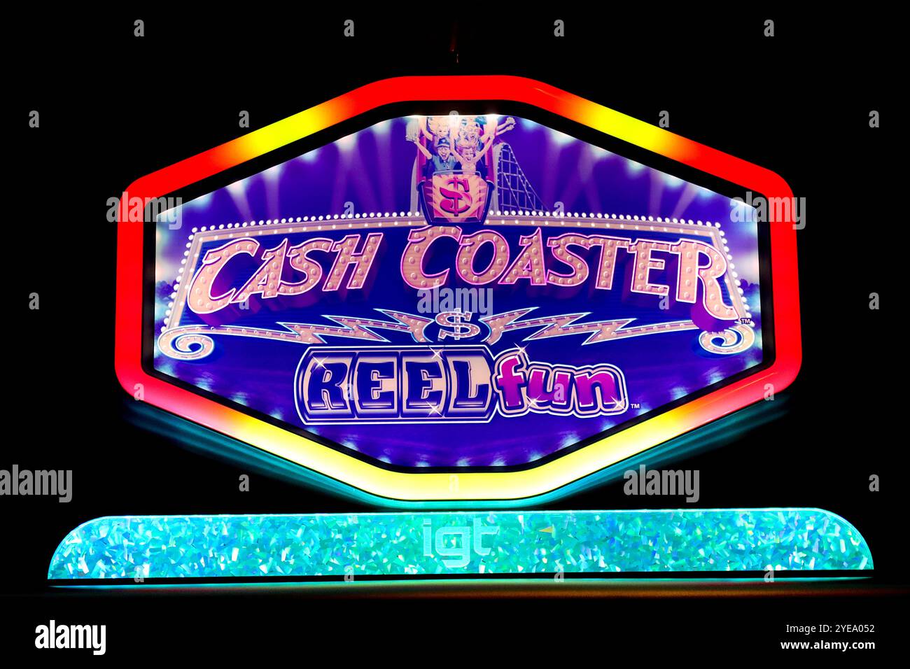 Ein beleuchteter Topper an einem IGT Cash Coaster Video Slots, der Spieler dazu verleiten soll, ihr Glück in einer Spielhalle zu versuchen, April 2024. Stockfoto