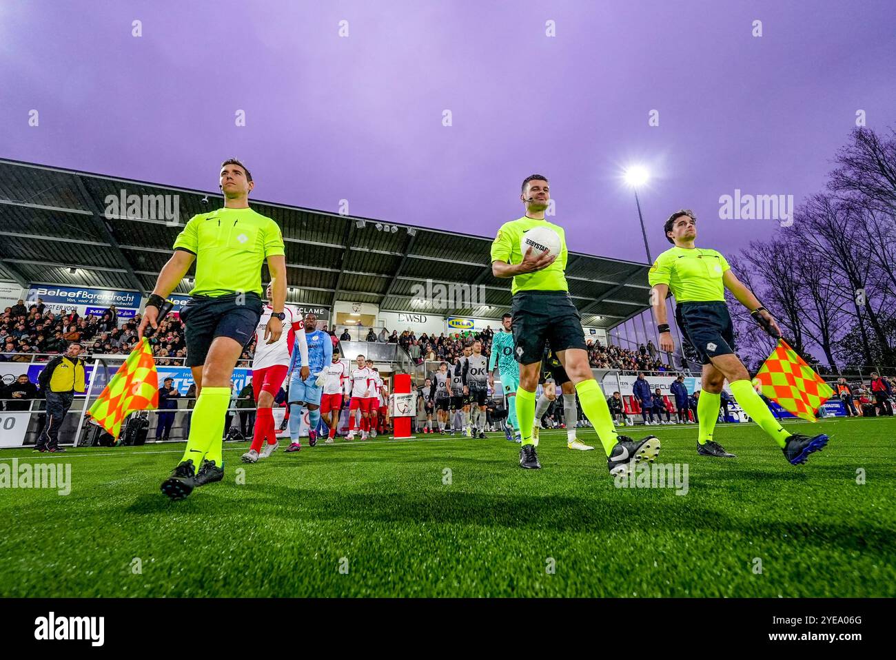 Barendrecht, Niederlande. 30. Oktober 2024. BARENDRECHT, 30-10-2024, Sportpark de Bongerd, Fußball, erste Runde Niederländisch TOTO KNVB Beker, Fußballsaison 2024/2025. Match zwischen Barendrecht und NAC . assistent-Schiedsrichter Michael Osseweijer, Schiedsrichter Erwin blank und Assistent-Schiedsrichter Marck Fieret Credit: Pro Shots/Alamy Live News Stockfoto