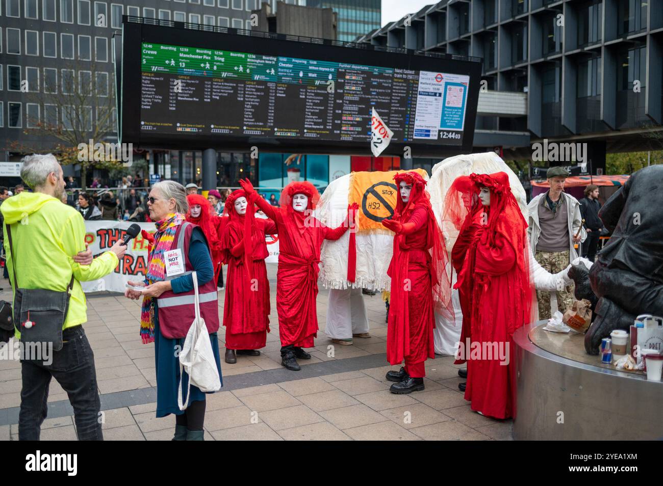 London, Großbritannien. 30. Oktober 2024. Während der Demonstration treffen sich Demonstranten vor der Euston-Station. Demonstranten von Extinction Rebellion, London Red Rebellion, London Drummers und HS2 Rebellion versammelten sich an einem Budgettag in der Euston Station, um „gegen die Budgetrede zur Wiedereinführung der HS2-Linie zu protestieren“. Quelle: SOPA Images Limited/Alamy Live News Stockfoto