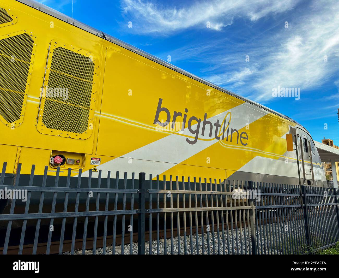 Miami, Florida, USA - 2. Dezember 2023: Der Express-Zug von Brightline zwischen Miami und Orlando hielt am Bahnhof Fort lauderdale - Smartphone-aufgenommenes Stockfoto