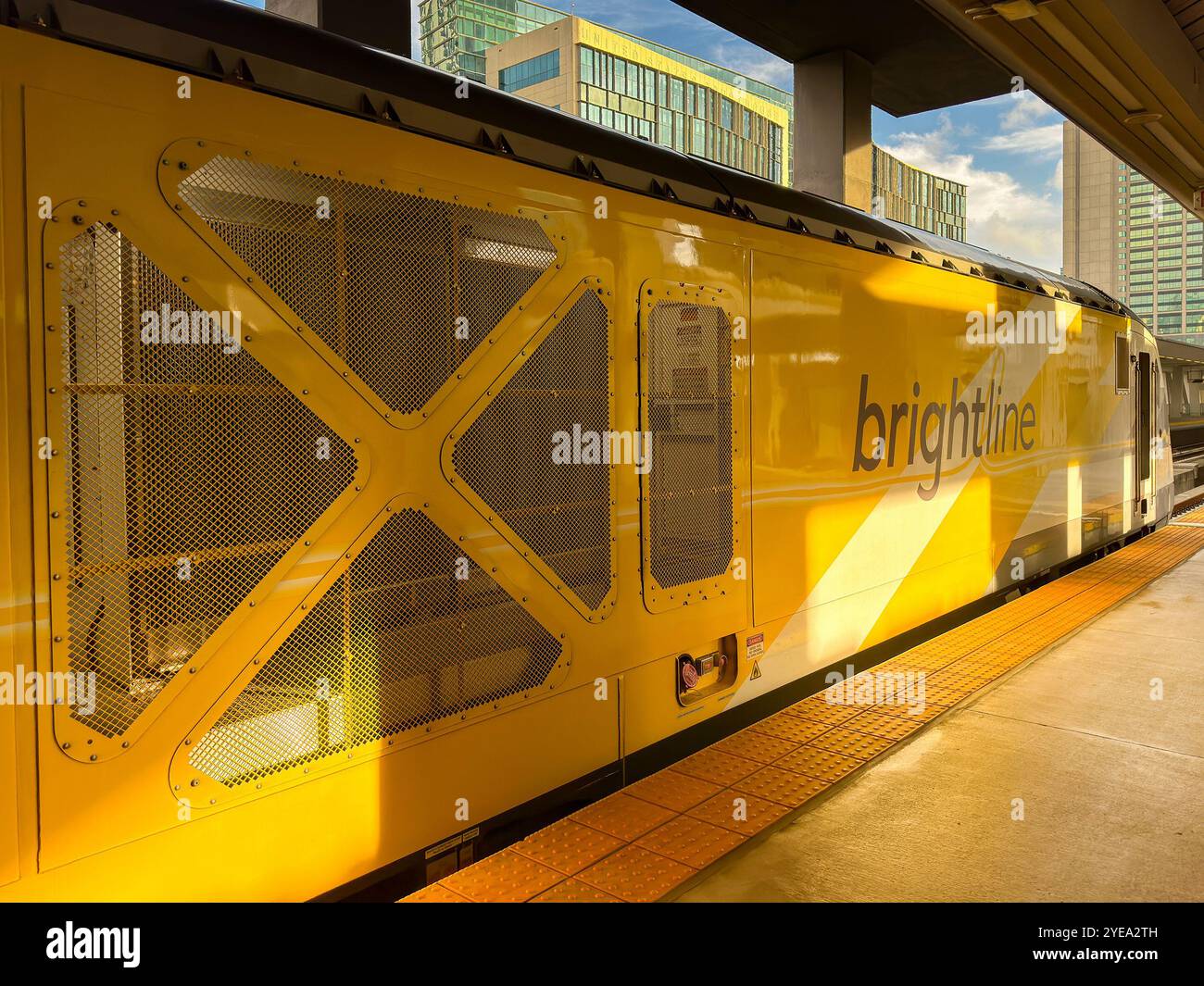 Miami, Florida, USA - 2. Dezember 2023: Express-Zug, der von Brightline zwischen Miami und Orlando betrieben wird, wartet auf die Abfahrt vom Bahnhof Miami Stockfoto