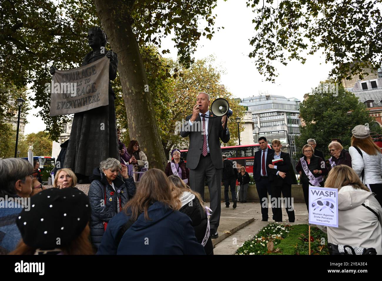 LONDON, GROSSBRITANNIEN. 30. Oktober 2024. Labour-Abgeordneter Ian Lavery unterstützt die WASPI bei der Fortsetzung des Kampfes für Gerechtigkeit, der längst überfällig ist, um die Renten von Frauen zu bezahlen, die während der Proteste der 1950er Jahre auf dem Parliament Square in London geboren wurden. (Foto von 李世惠/siehe Li/Picture Capital) Credit: Siehe Li/Picture Capital/Alamy Live News Stockfoto