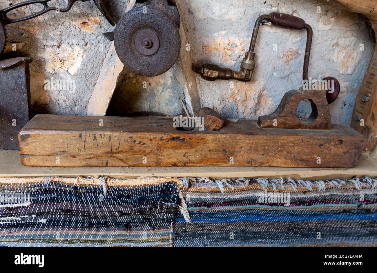 Ein Vintage Holzhobel und ein Handbohrer für die Holzbearbeitung. Stockfoto