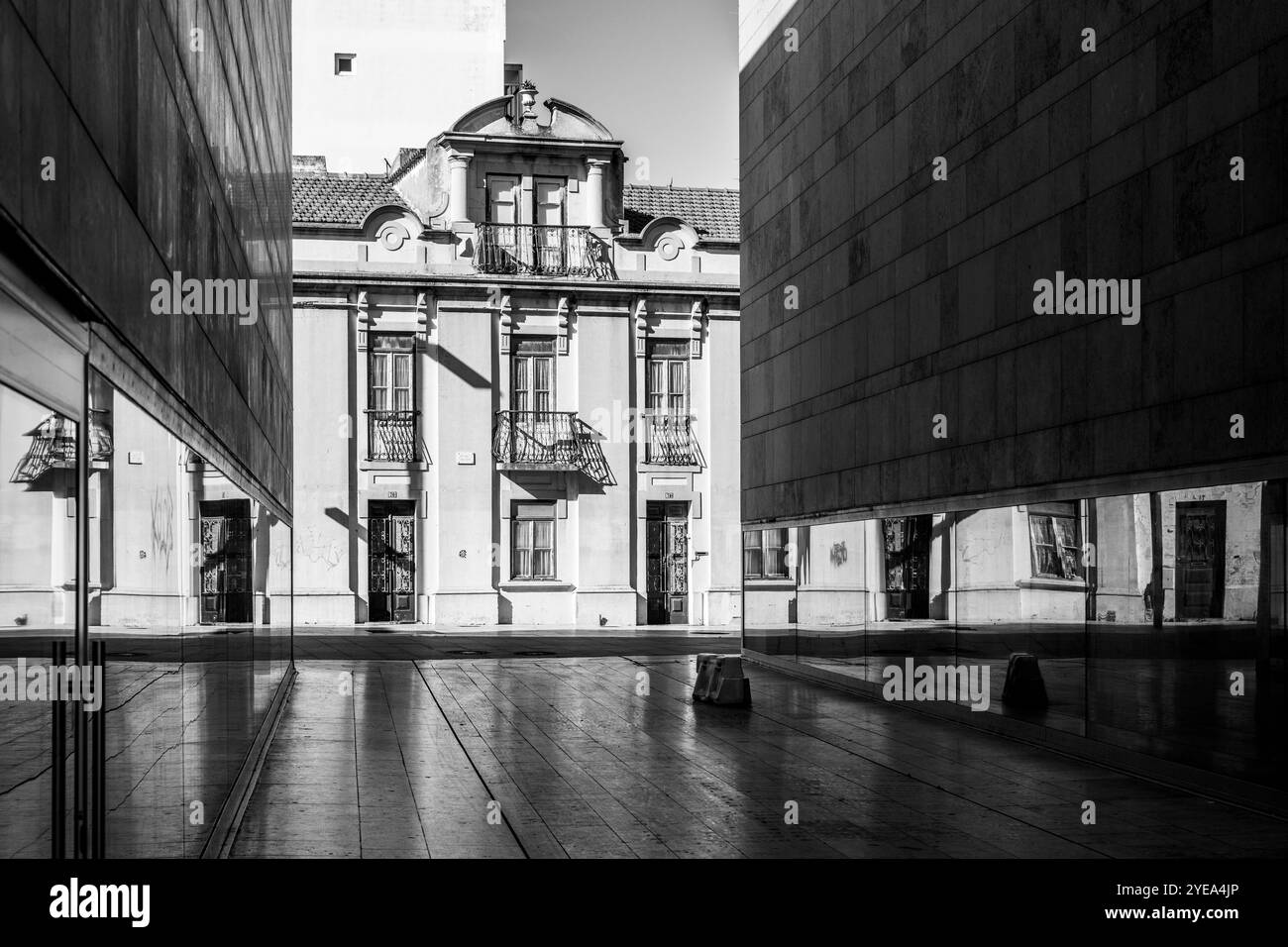 Architektur in der Stadt Sines in der Region Alentejo in Portugal, mit einem beliebten Strand und dem wichtigsten Fischerhafen; Sines, Setubal, Portugal Stockfoto