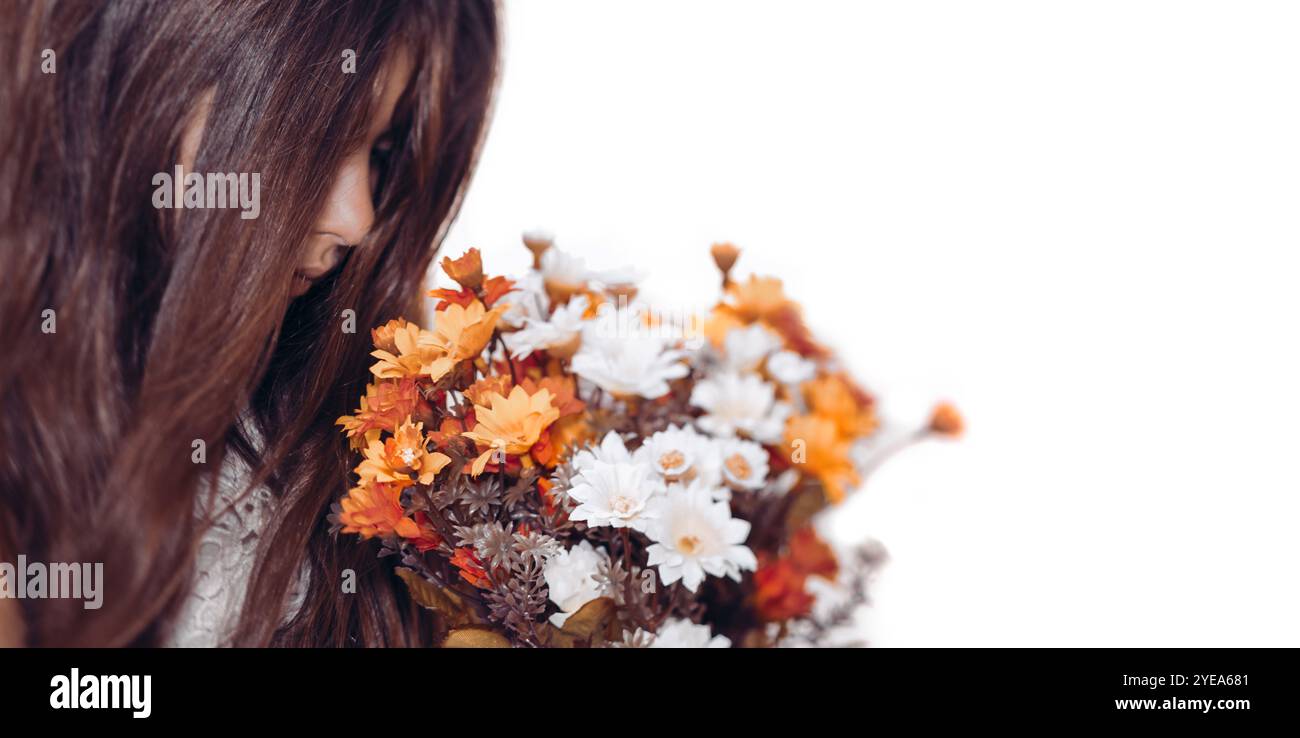 Ein junges MÄDCHEN posiert strahlend mit einer schönen Blumen Stockfoto